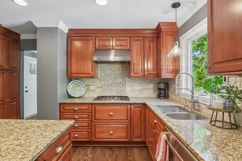 1204 Parliament Court Libertyville IL 60048