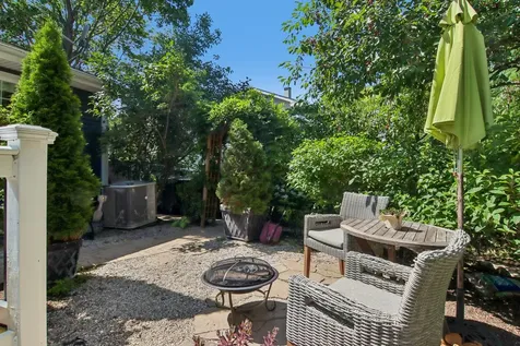 1204 Parliament Court Libertyville IL 60048