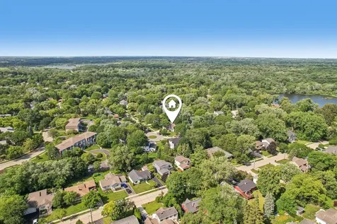 1204 Parliament Court Libertyville IL 60048