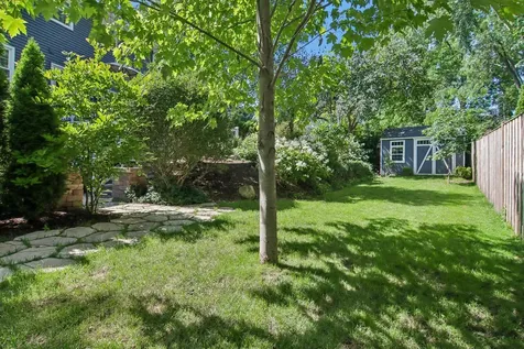 1204 Parliament Court Libertyville IL 60048