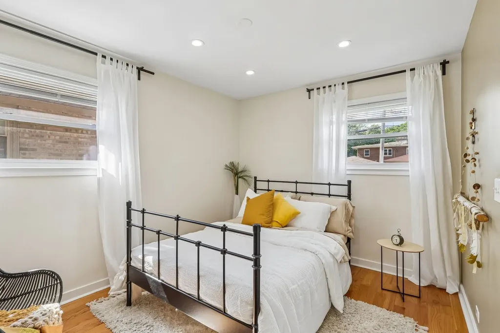 2654 West Catalpa Avenue Chicago IL 60625