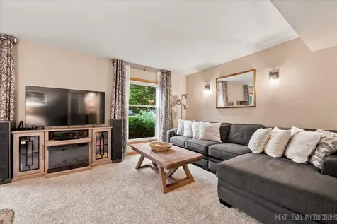 452 North Glengarry Drive Geneva IL 60134