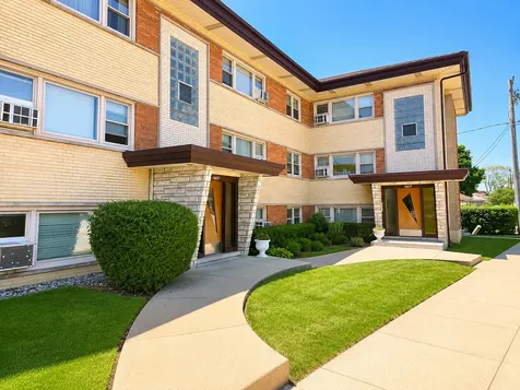 7562 Waukegan Road Niles IL 60714