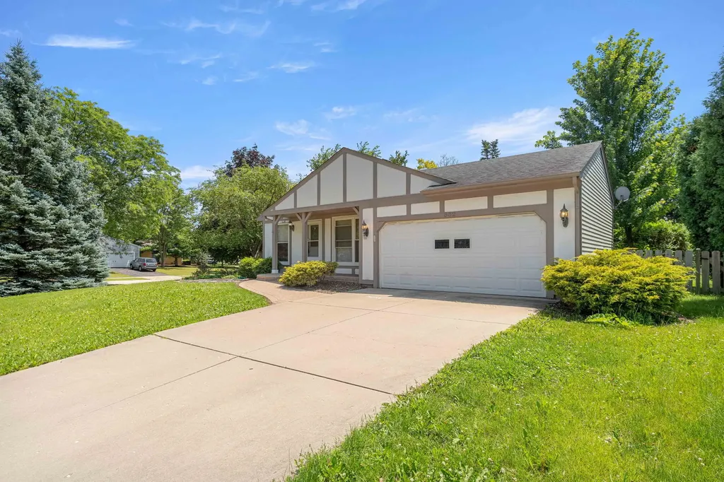 352 Danbury Drive Naperville IL 60565