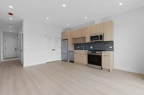904 West Dakin Street Chicago IL 60613