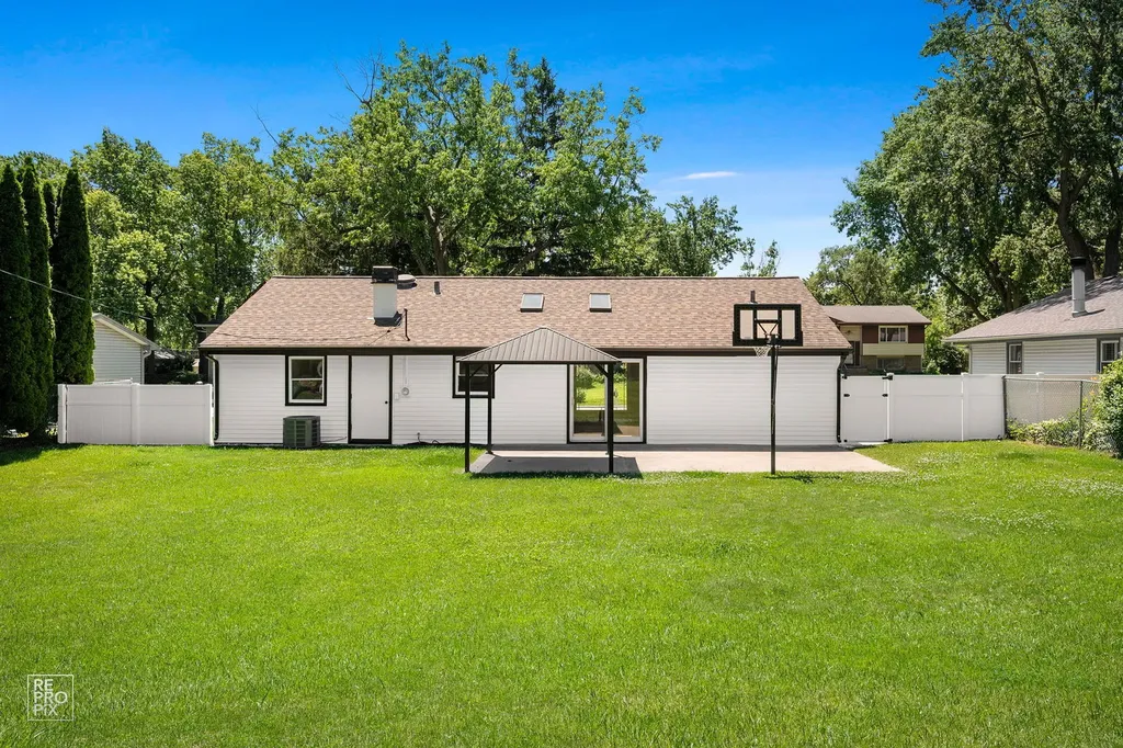 1526 Sequoia Lane Darien IL 60561
