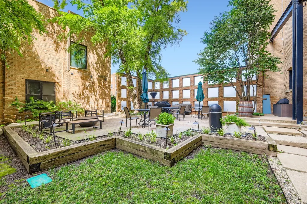1872 North Clybourn Avenue N Chicago IL 60614