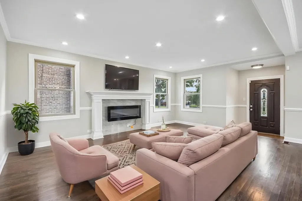 8641 South Constance Avenue Chicago IL 60617