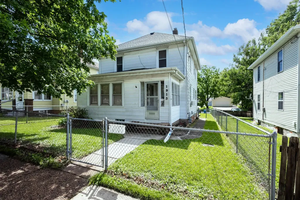 1913 10TH Street Moline IL 61265