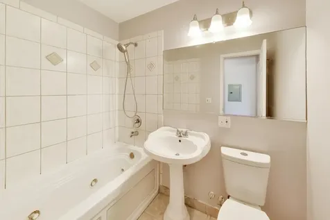 7123 North Damen Avenue Chicago IL 60645
