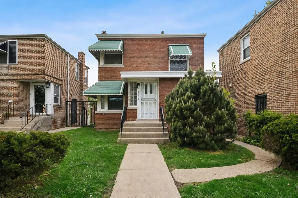 8906 South Crandon Avenue Chicago IL 60617