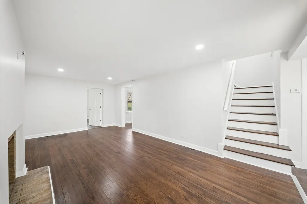 8906 South Crandon Avenue Chicago IL 60617
