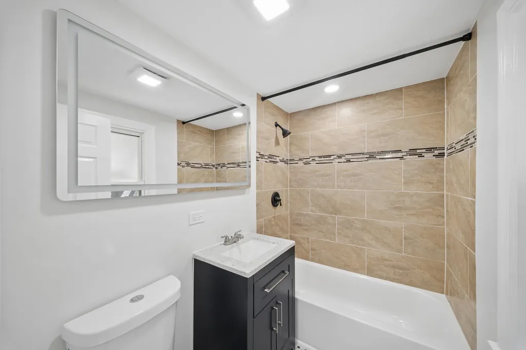 8906 South Crandon Avenue Chicago IL 60617