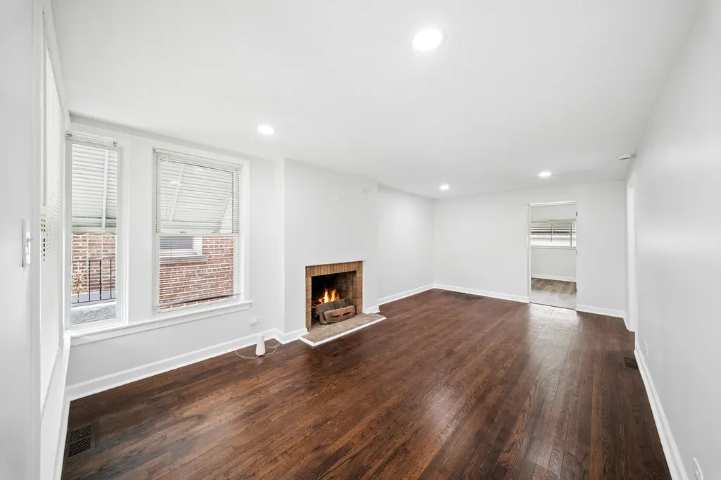 8906 South Crandon Avenue Chicago IL 60617