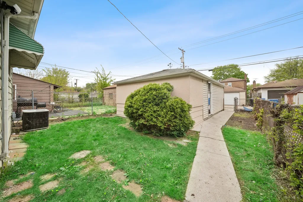 8906 South Crandon Avenue Chicago IL 60617