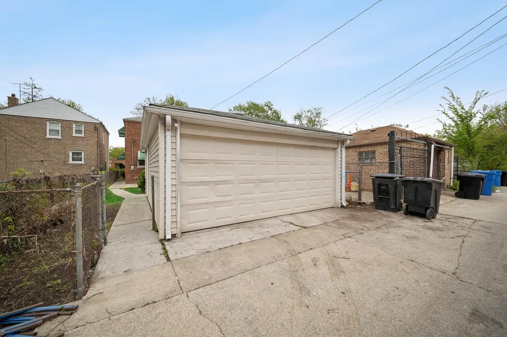 8906 South Crandon Avenue Chicago IL 60617