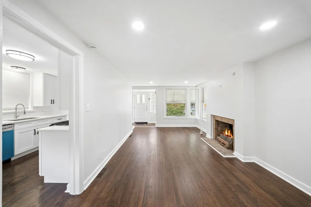 8906 South Crandon Avenue Chicago IL 60617