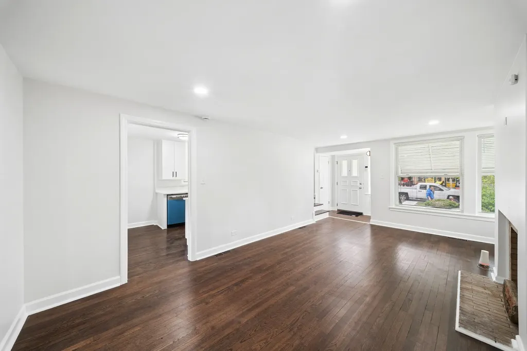8906 South Crandon Avenue Chicago IL 60617