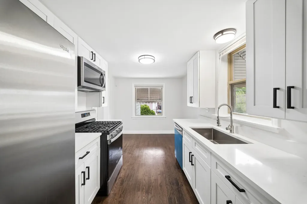 8906 South Crandon Avenue Chicago IL 60617