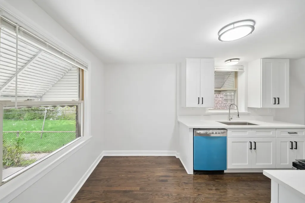 8906 South Crandon Avenue Chicago IL 60617