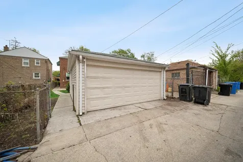 8906 South Crandon Avenue Chicago IL 60617