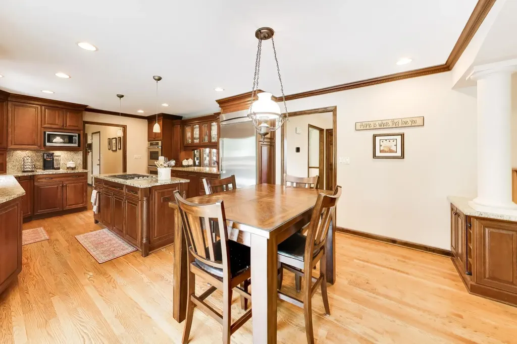 2302 Lisa Court Rolling Meadows IL 60067