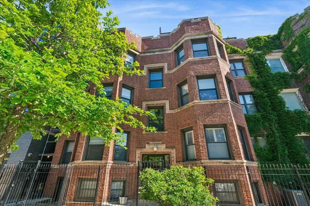746 West Cornelia Avenue Chicago IL 60657
