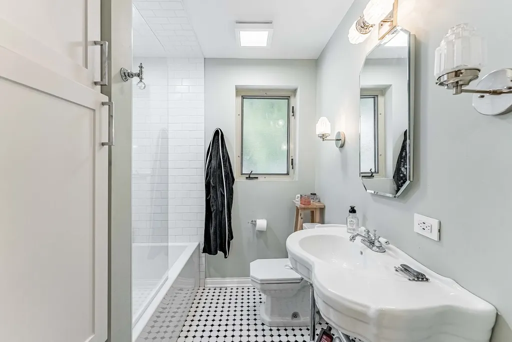 2844 South Throop Street Chicago IL 60608