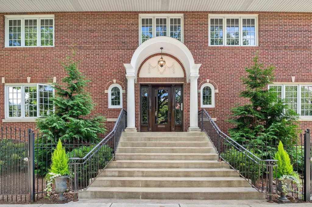 1705 West Leland Avenue Chicago IL 60640