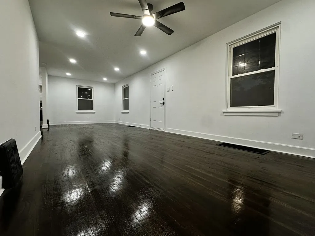 10055 South Oglesby Avenue Chicago IL 60617