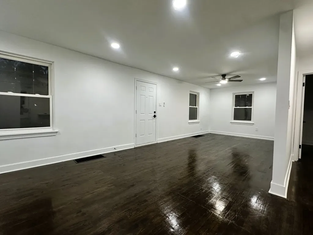 10055 South Oglesby Avenue Chicago IL 60617
