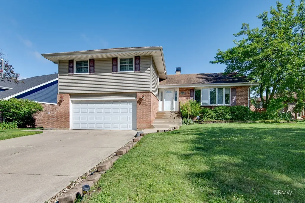 1233 North Hickory Trail Addison IL 60101