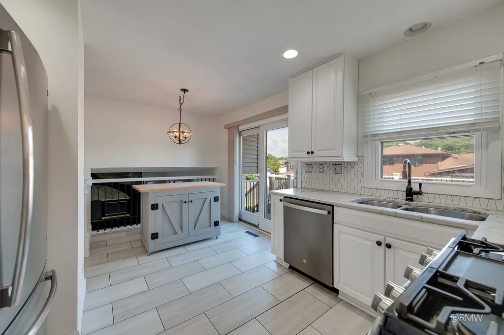 1233 North Hickory Trail Addison IL 60101