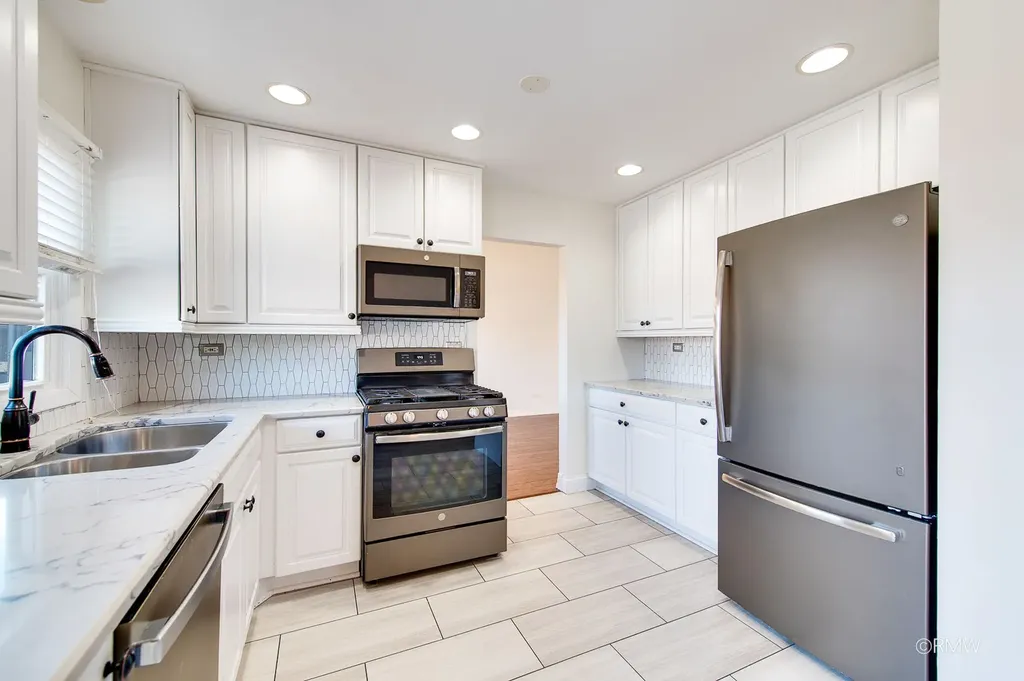 1233 North Hickory Trail Addison IL 60101