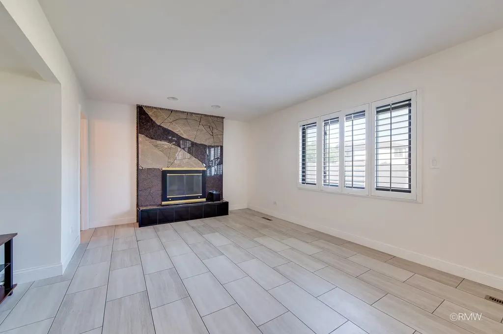 1233 North Hickory Trail Addison IL 60101