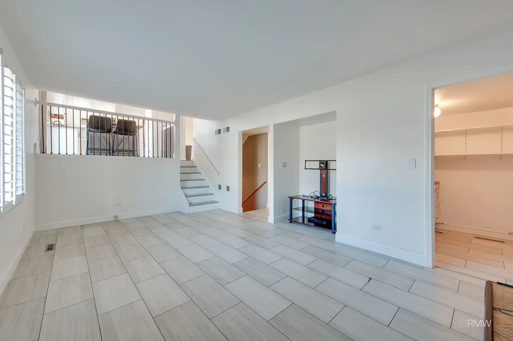1233 North Hickory Trail Addison IL 60101