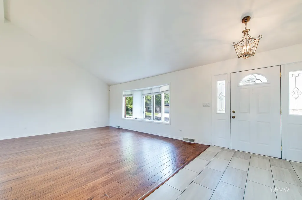 1233 North Hickory Trail Addison IL 60101