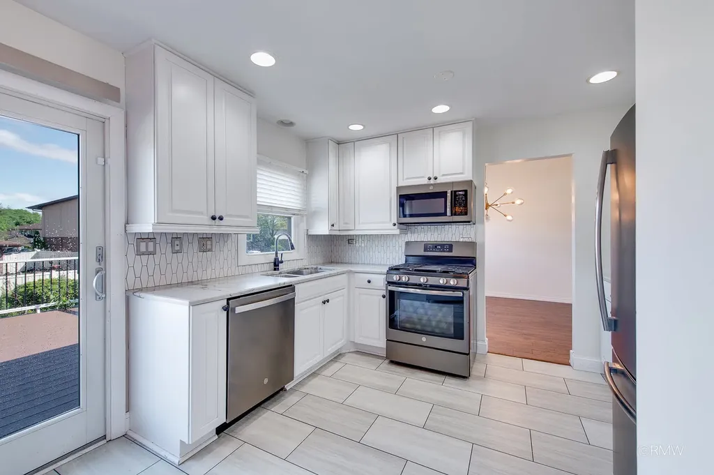 1233 North Hickory Trail Addison IL 60101