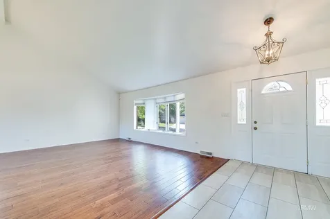 1233 North Hickory Trail Addison IL 60101