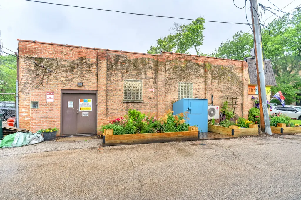6001 North Nina Avenue Chicago IL 60631