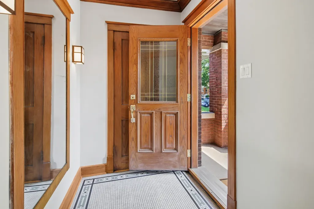 4922 North Tripp Avenue Chicago IL 60630
