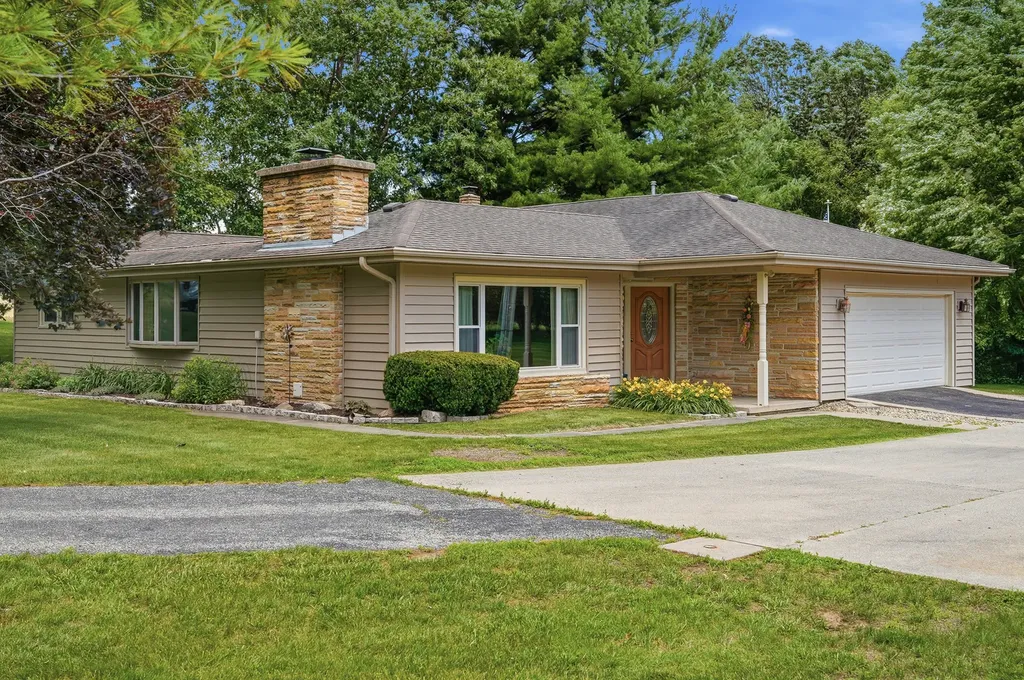 1952 Larod Drive Dixon IL 61021