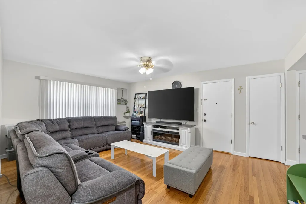 7410 North Oakley Avenue Chicago IL 60645