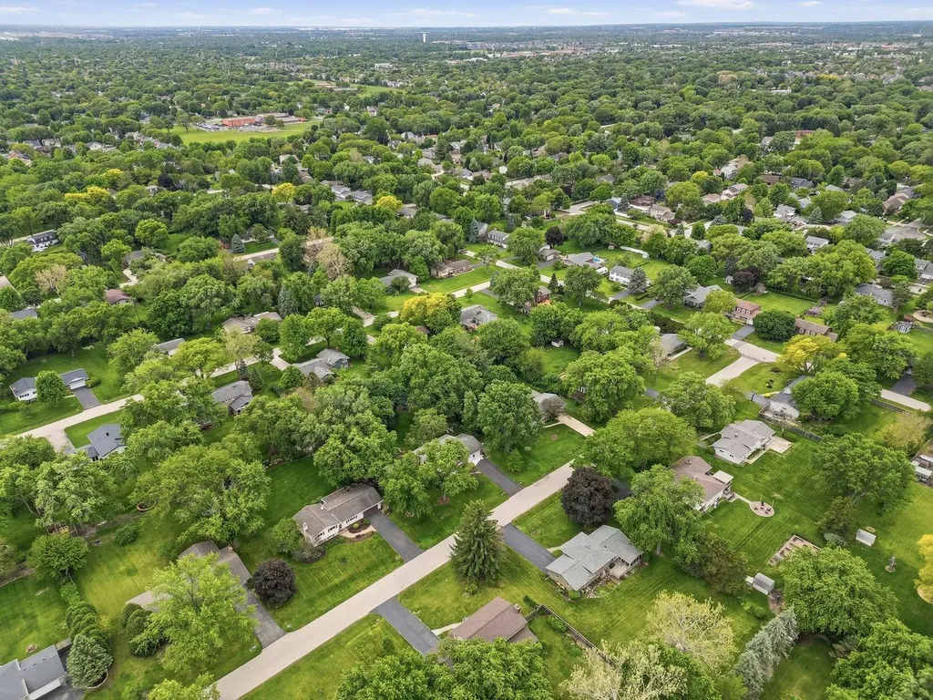 28W118 Hillview Drive Naperville IL 60564