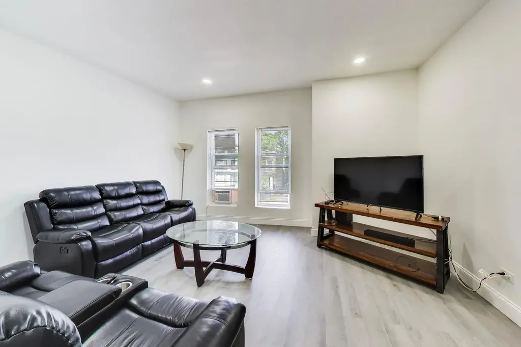 7621 South Eggleston Avenue Chicago IL 60620