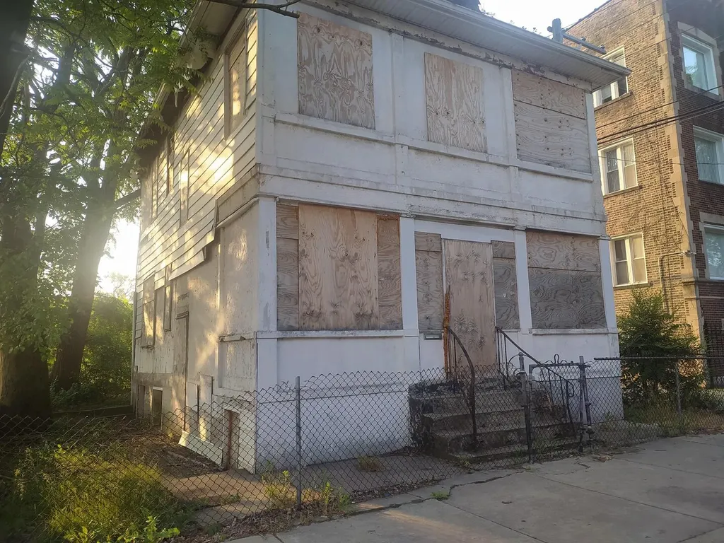 7909 South Essex Avenue Chicago IL 60617