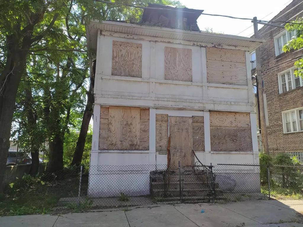7909 South Essex Avenue Chicago IL 60617