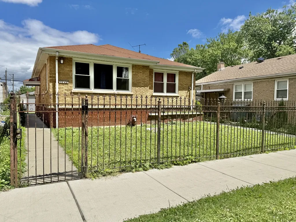 3842 West Argyle Street Chicago IL 60625