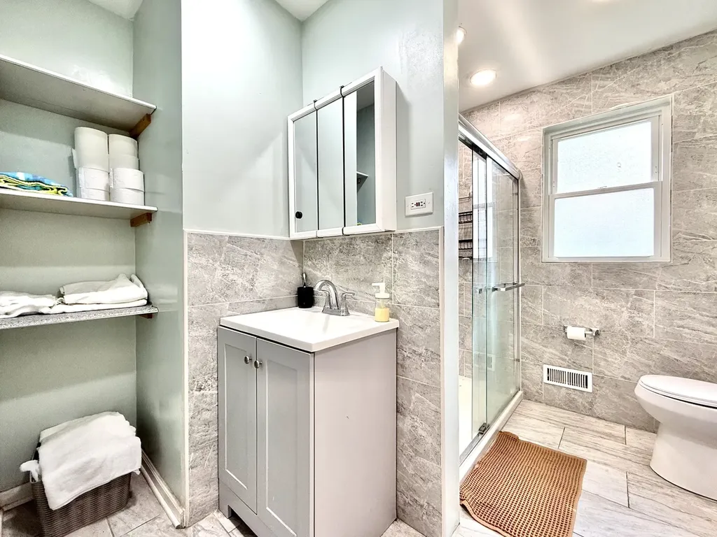 3842 West Argyle Street Chicago IL 60625