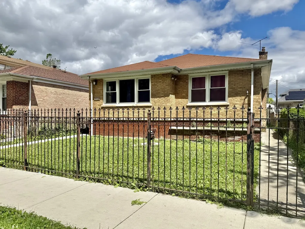 3842 West Argyle Street Chicago IL 60625